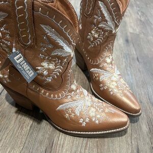 NWT Dingo booties women’s size 11